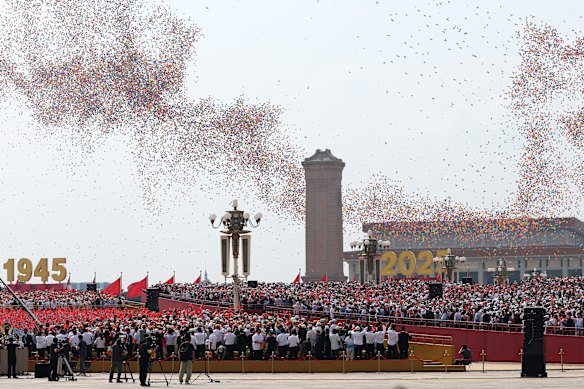 Los globos y las palomas se liberan al aire durante el desfile.