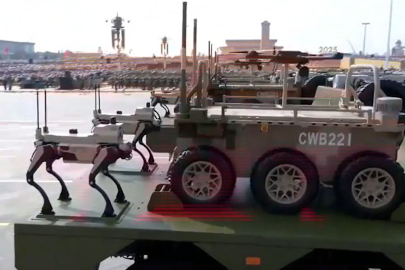 Los 'Robot Lobos' de China en el Desfile Militar.