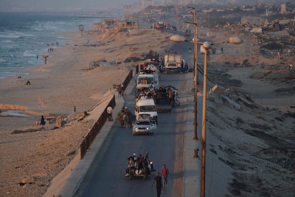 Los palestinos desplazados que huyen del norte de Gaza se mueven con sus pertenencias a lo largo de Sea Road, en el centro de Gaza, el jueves 4 de septiembre.