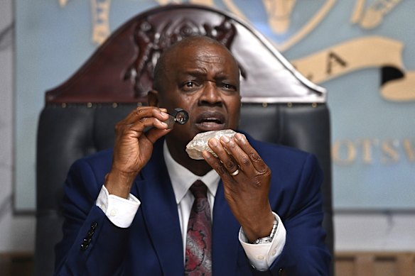 El ex presidente de Botswanan, Mokgweetsi Masisi, el año pasado tiene un diamante de 2492 quilates que se encuentra en el país.
