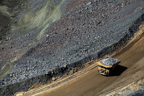 Un camión minero lleva roca de kimberlita con diamantes lejos del piso de la mina Jwaneng, operada por Debswana Diamond, una empresa conjunta entre De Beers y el gobierno de Botswana.