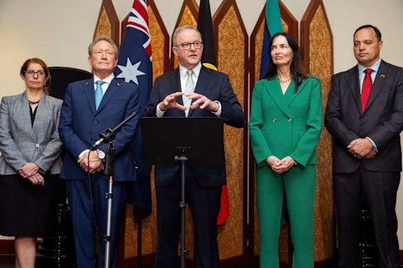 El primer ministro Anthony Albanese con (desde la izquierda) CEO de Rio Tinto para Australia Kellie Parker, el presidente de Fortescue Andrew Forrest, el presidente de BHP Australia, Geraldine Slattery y el CEO de Ore de Iron Iron Gerhard Veldsman en Shanghai en julio.