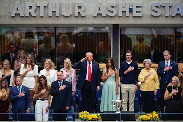 Trump se unió al fiscal general Pam Bondi, al jefe de gabinete Susie Wiles, al yerno Jared Kushner y la nieta Arabella Kushner y la secretaria del Tesoro, Scott Bessent.
