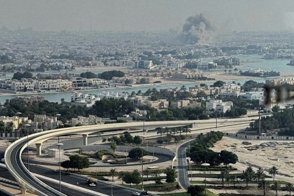 Se ve humo en el horizonte de Doha. Israel dice que se dirigió al liderazgo de Hamas en la huelga de Qatar.