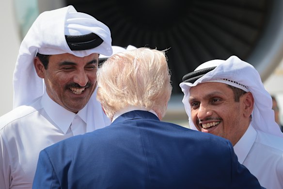 Donald Trump con Emir de Qatar Tamim bin Hamad al-Thani (izquierda) y el primer ministro Mohammed bin Abdulrahman bin Jassim al-Thani (derecha) en la base aérea de Al Udeid en mayo.