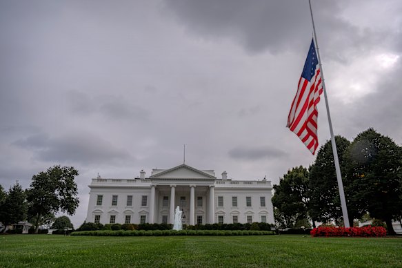 La bandera estadounidense en el césped del norte de la Casa Blanca vuela a medio mástil después del tiroteo.