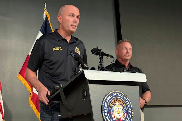 El gobernador de Utah, Spencer Cox, se dirige a los medios con el jefe de policía de la Universidad de Utah Valley, Jeff Long.