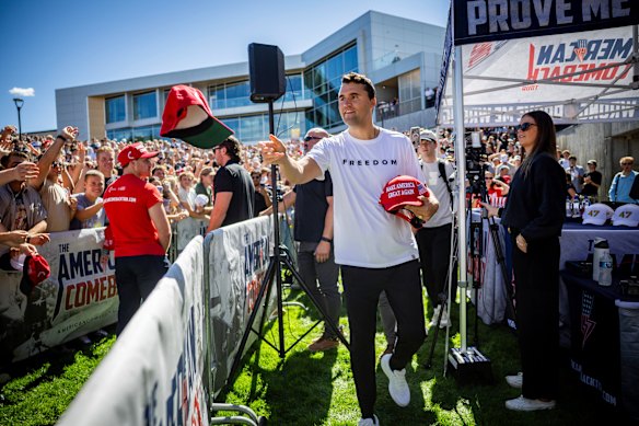 Charlie Kirk entrega a los sombreros antes de ser asesinado a tiros en la Universidad de Utah Valley.