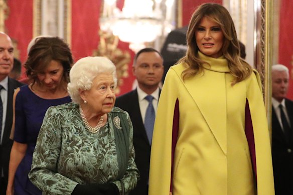 Melania Trump con la reina Isabel en Londres, 2019.