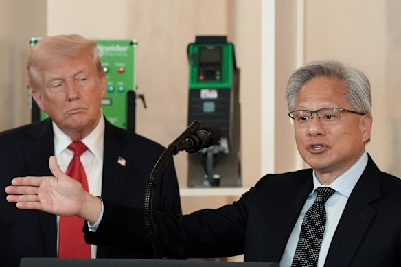 Donald Trump con el presidente ejecutivo de Nvidia, Jensen Huang, en abril.