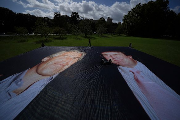 El activista del grupo de protesta que todos odian a Elon puso una bandera de Trump y el delincuente sexual Jeffrey Epstein.