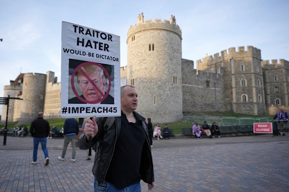 Un manifestante sostiene un cartel frente al castillo de Windsor.