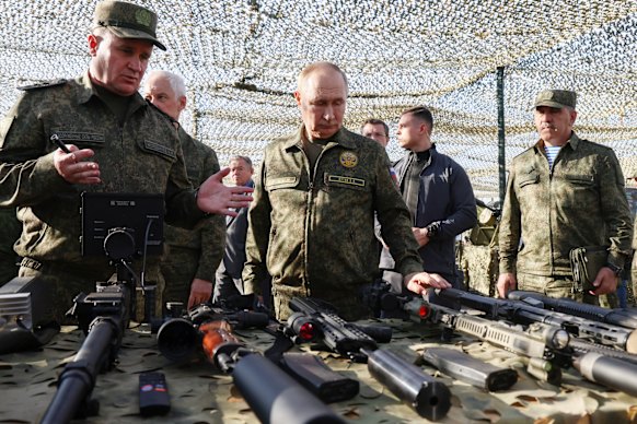 El presidente ruso Vladimir Putin, centro, inspecciona armas y equipos durante los ejercicios militares de Zapad 2025 en la región de Nizhny Novgorod, Rusia, el martes.