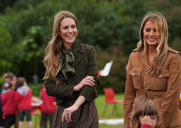 Catherine, princesa de Gales y la primera dama Melania Trump se encuentran con jóvenes exploradores en Frogmore Gardens en la finca Windsor.