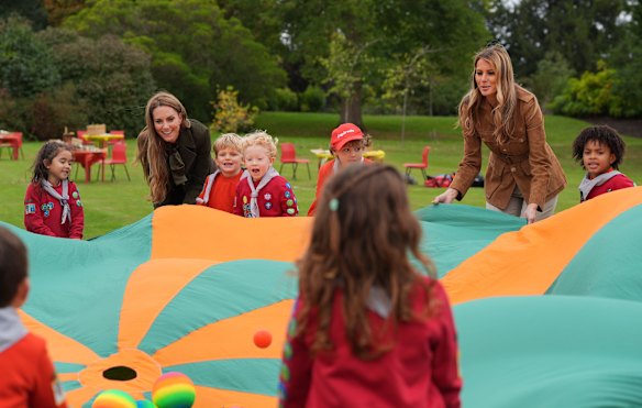 Catherine, Princess of Gales y Melania Trump juegan un juego con jóvenes exploradores en Frogmore Gardens.
