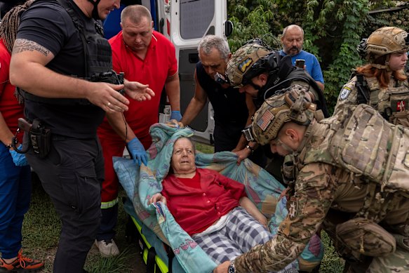 La policía y los médicos evacuaron Olha Trush, de 86 años, de Yarova, un pueblo golpeado por un ataque aéreo ruso que mató a docenas de civiles, en la región de Sloviansk, Donetsk, el martes.