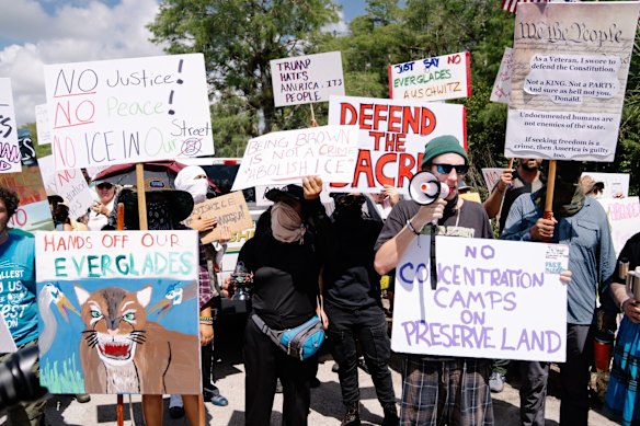 Los manifestantes se concentran frente al Alligator Alcatraz en julio.