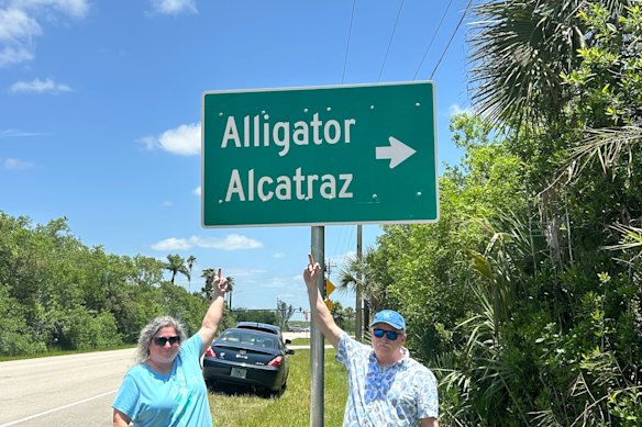 Kelly y Steve de Fort Myers, Florida, dan a conocer sus opiniones sobre Alligator Alcatraz.