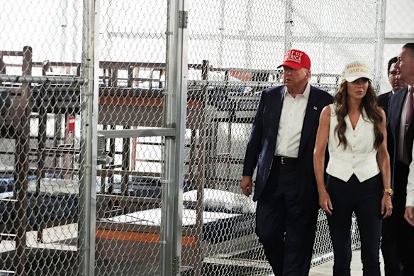 El presidente estadounidense Donald Trump y la secretaria de Seguridad Nacional, Kristi Noem, en Alligator Alcatraz en julio.