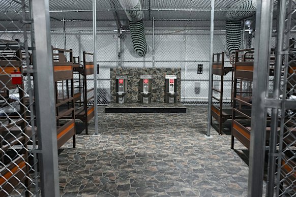 Los reclusos deben utilizar baños al aire libre en sus jaulas.