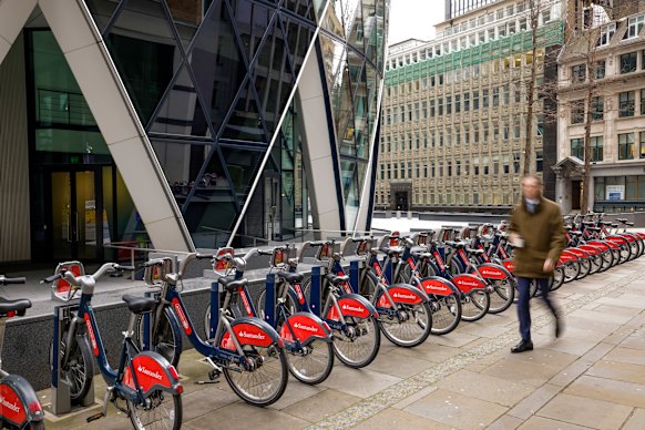 Un muelle de alquiler de bicicletas en la acera debajo del 30 St Marys Ax de Londres, también conocido como el Gherkin.
