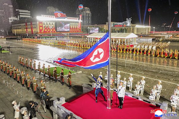 Las tropas se alinean en la plaza mientras se iza la bandera de Corea del Norte en el desfile de Pyongyang.