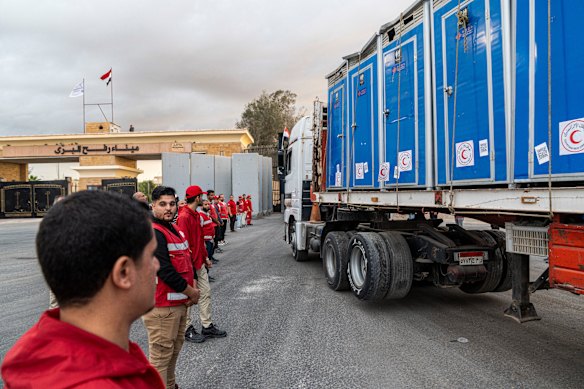 Se han visto camiones de ayuda entrando a Gaza para distribuir alimentos y suministros a los palestinos el domingo.