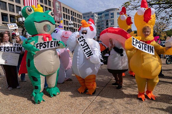 Una rana con una corona estaba junto a un unicornio, un gallo y dos gallinas en Washington, DC.