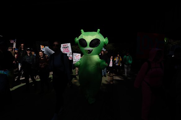 Los manifestantes disfrazados surgieron de manera más prominente este año en Portland, Oregon.