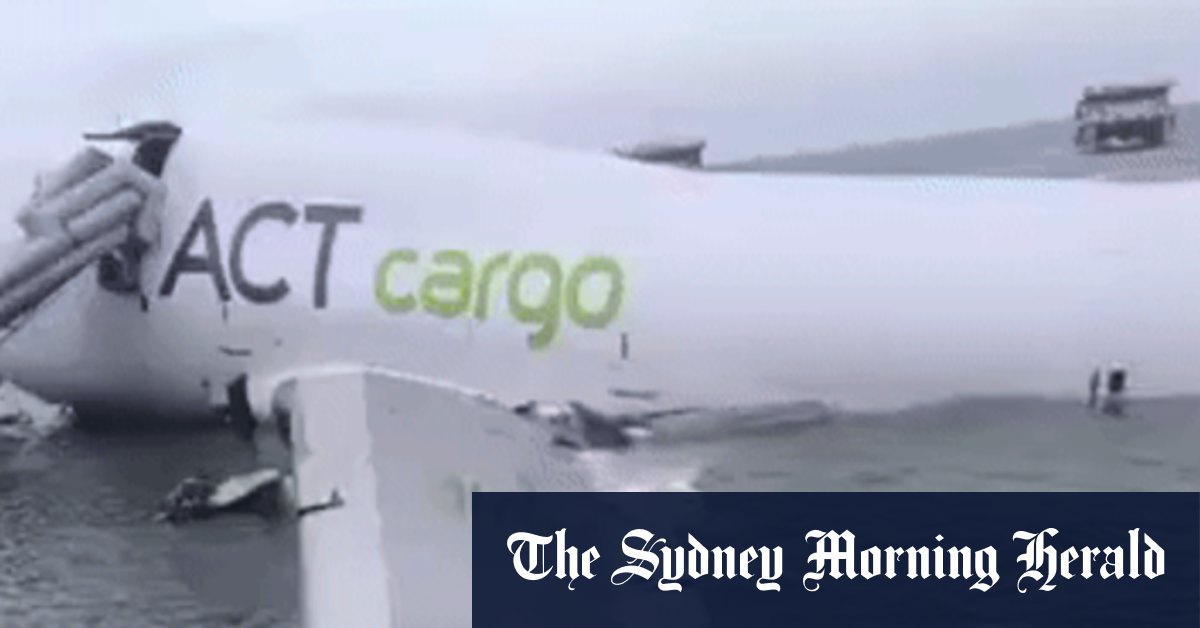 Dos muertos al salirse de la pista un avión de carga