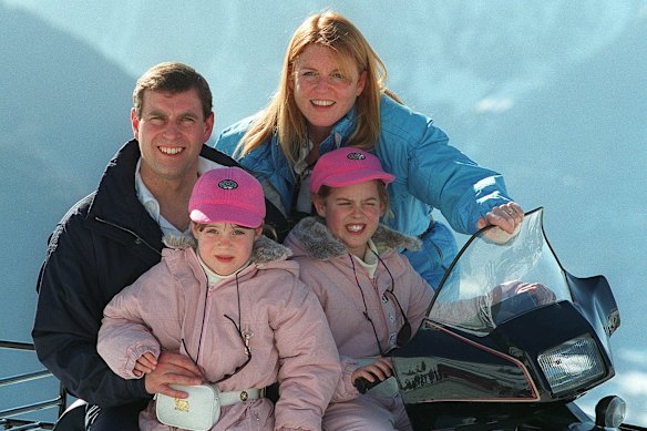 Andrew y Sarah con sus hijas Eugenie (izquierda) y Beatrice en Suiza en 1998.