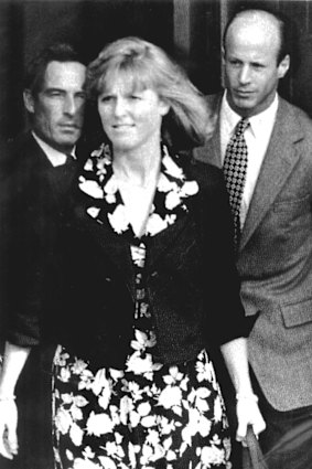 Sarah con John Bryan, a la derecha.