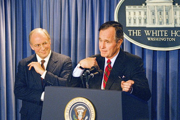 Cheney observa cómo el presidente George HW Bush ofrece una conferencia de prensa en la Casa Blanca en 1989.