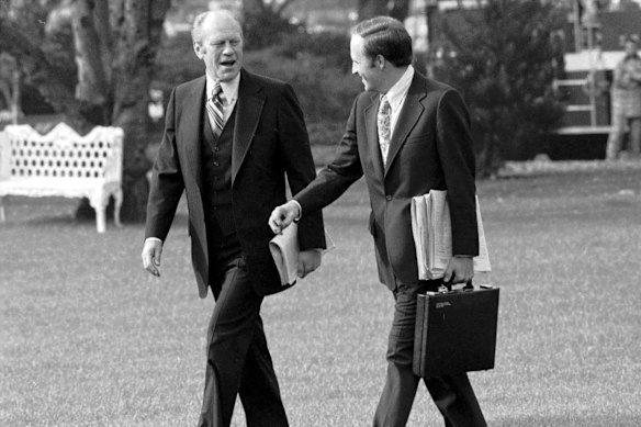 Luego, el jefe de gabinete de la Casa Blanca, Dick Cheney, camina con el presidente estadounidense, Gerald Ford.