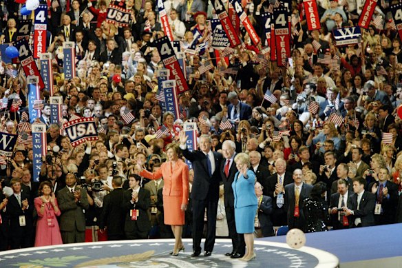 George W. Bush y su esposa Laura Bush, con Dick Cheney y su esposa Lynne Cheney en la Convención Nacional Republicana de 2004 en el Madison Square Garden de Nueva York.