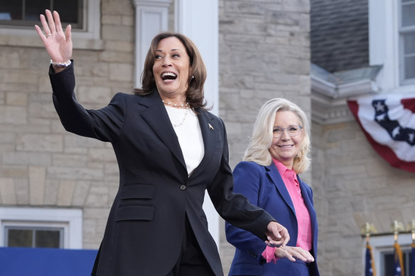 Kamala Harris haciendo campaña con la excongresista Liz Cheney en el estado indeciso de Wisconsin en las elecciones del año pasado.