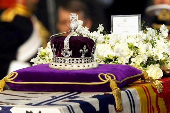 El diamante Koh-i-Noor es la pieza central de la Corona británica.