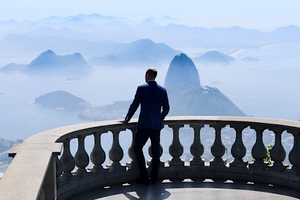 El Príncipe William mira hacia el Pan de Azúcar después de reunirse con los finalistas del Premio Earthshot 2025 en el Cristo Redentor de Brasil.