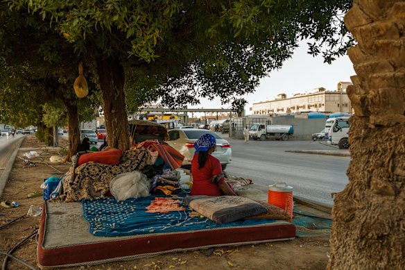 Esther encuentra refugio con su recién nacido, Abudy, en una mediana de Riad.