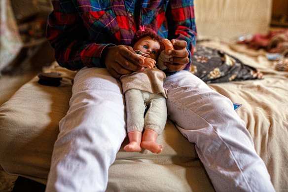 Dalia juega con una muñeca que su madre encontró en la basura.