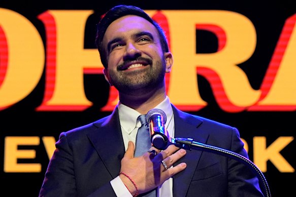 Zohran Mamdani habla tras ganar las elecciones a la alcaldía de Nueva York.