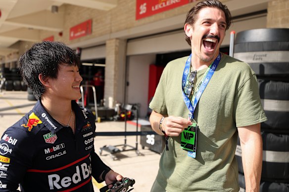 El comediante Andrew Schulz, a la derecha, con Yuki Tsunoda de Japón y Oracle Red Bull Racing antes del Gran Premio de F1 de Estados Unidos en Texas el mes pasado.