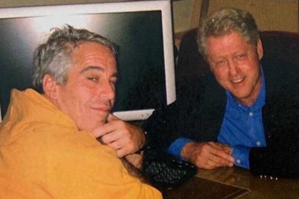 Bill Clinton (derecha) con Jeffrey Epstein.