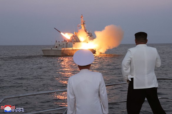 Tensión creciente: el líder norcoreano Kim Jong-un (derecha) observa una prueba de misil de crucero en 2023. Corea del Norte está desarrollando ahora un submarino nuclear.
