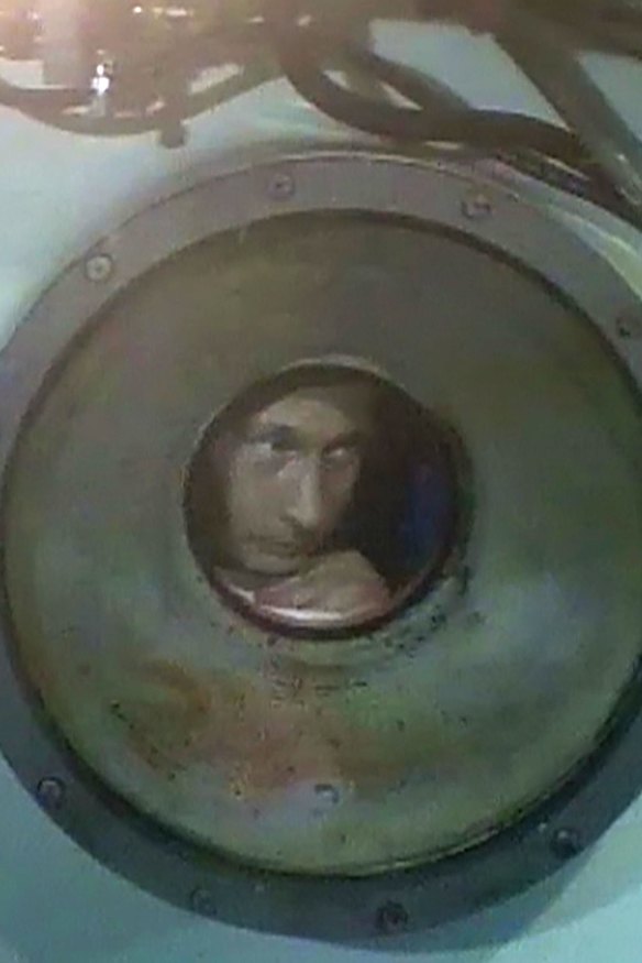 La vida acuática: Putin se sumerge hasta el fondo del lago Baikal en un minisumergible en 2009.