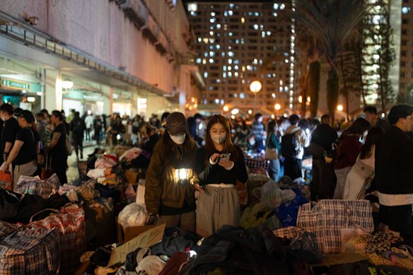 Los voluntarios proporcionan ropa y suministros a los residentes supervivientes tras el mortal incendio.