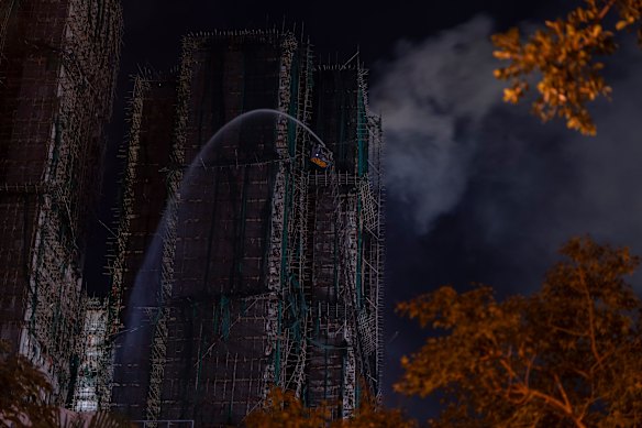 Los esfuerzos de extinción de incendios continuaron durante el segundo día.