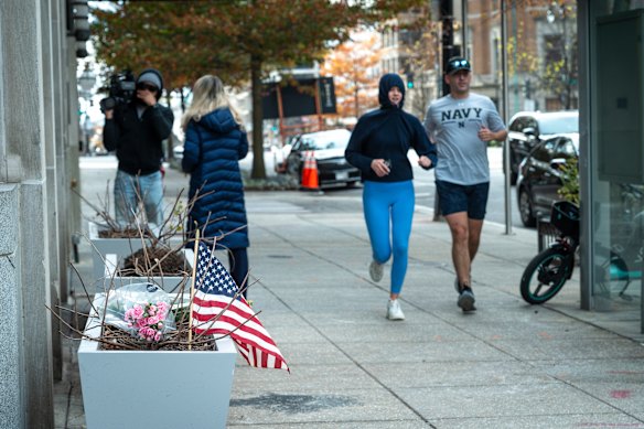 Flores dejadas en el lugar en el centro de Washington donde dos soldados de la Guardia Nacional fueron baleados.