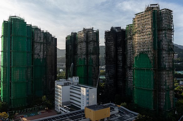 Una vista de las secuelas del incendio en el tribunal de Wang Fuk.