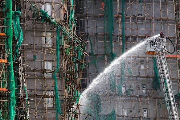 Según los informes, las ventanas de muchos apartamentos del complejo estaban cubiertas con espuma de poliestireno.
